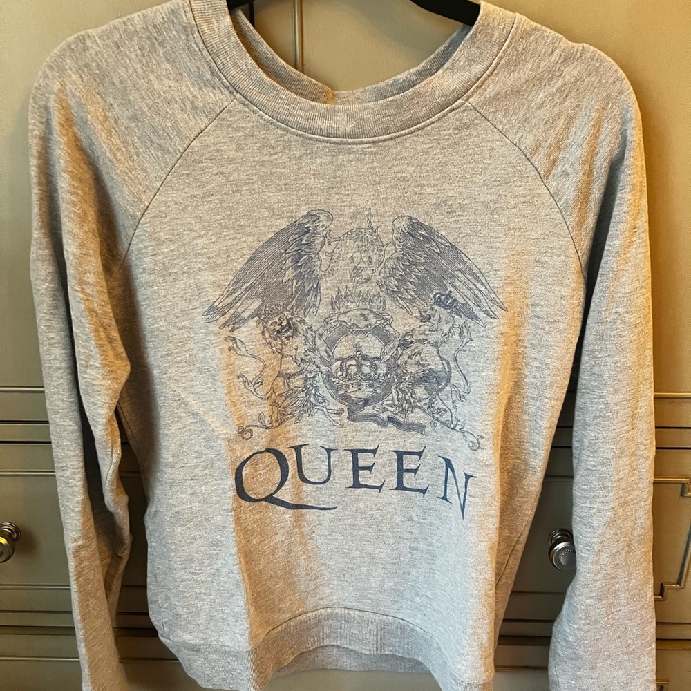 Queen sweatshirt soft and great condition
